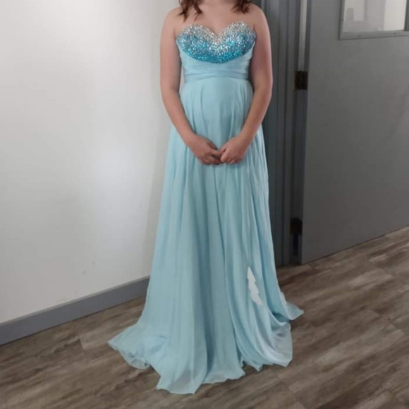 Prom gowns - Picture 3 of 9